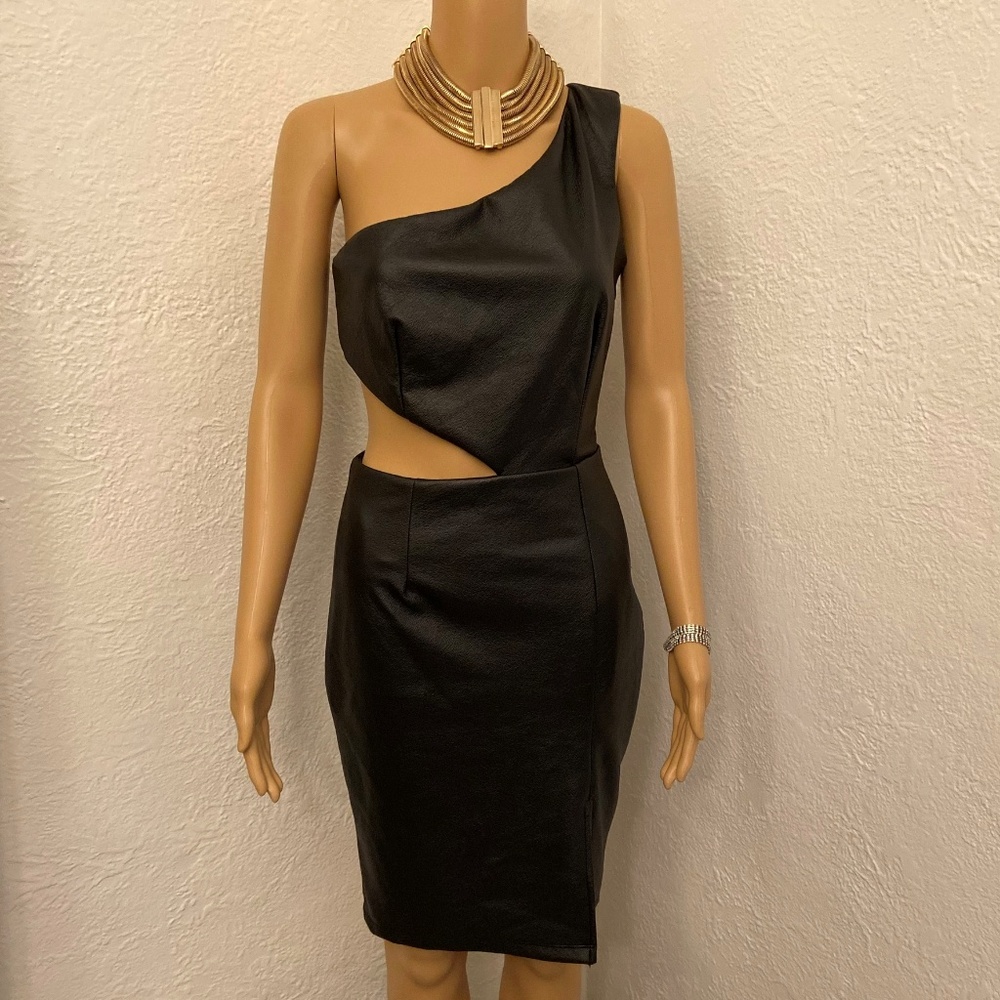 Sexy sleeveless black dress